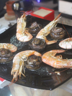Una foto de Langostinos con champiñones
