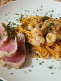 Tallarines con gambas al ajillo y lomo de atún rojo