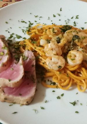 Una foto de Tallarines con gambas al ajillo y lomo de atún rojo