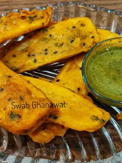कच्च्या केळ्याचे भजी (kachha kelichi bhaji recipe in marathi) रेसिपी चे मुख्य फोटो