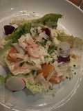 Salada fresca com lascas de parmesão