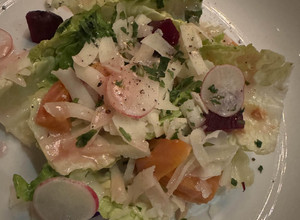 Foto de Salada fresca com lascas de parmesão