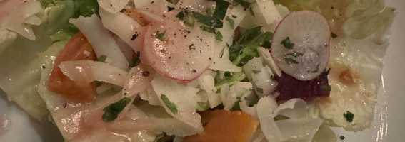 Salada fresca com lascas de parmesão
