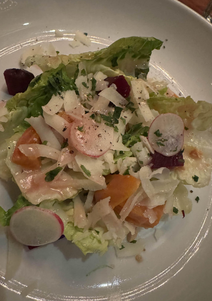 Foto de Salada fresca com lascas de parmesão