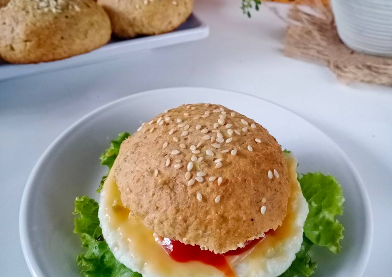 Bagaimana Menyiapkan Burger gandum telur ceplok yang Lezat Sekali