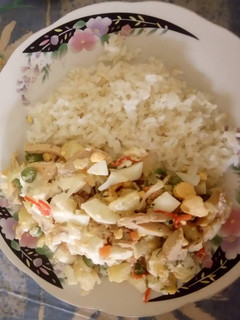Una foto de Ensalada de papas con pollo y verduras