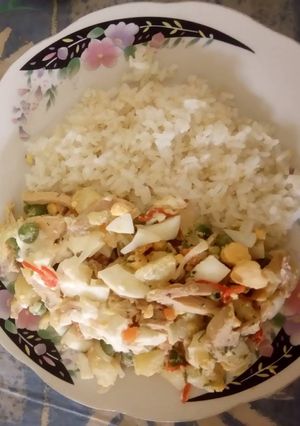 Una foto de Ensalada de papas con pollo y verduras