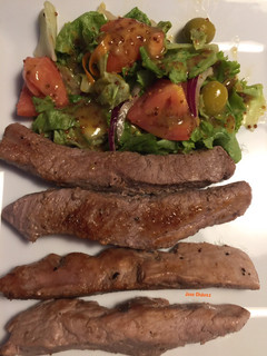 Una foto de Bichillo de cerdo y ensalada con salsa de miel y mostaza