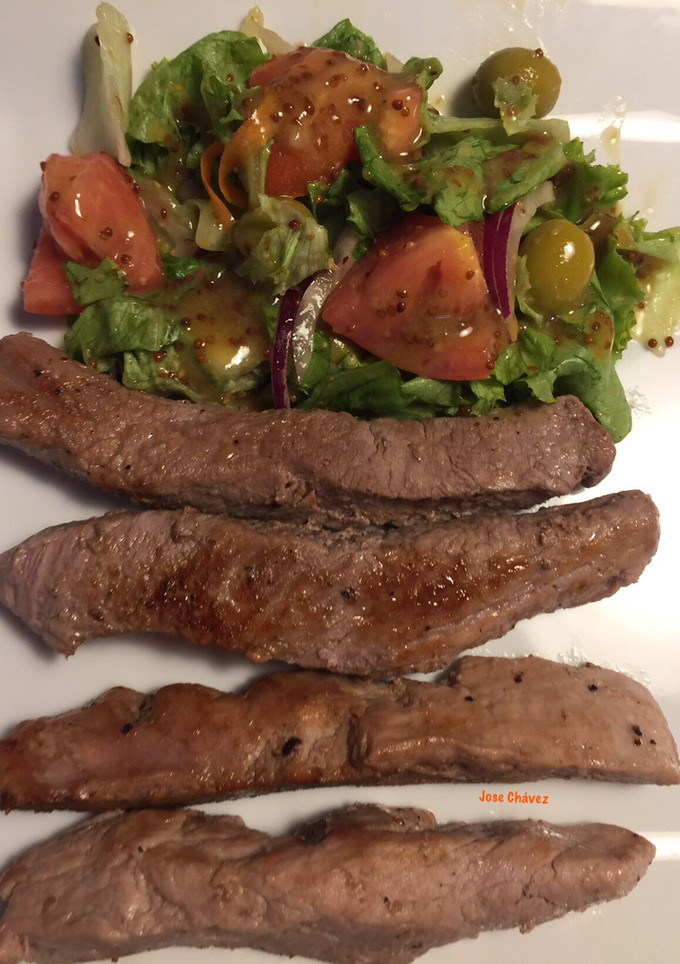 Una foto de Bichillo de cerdo y ensalada con salsa de miel y mostaza