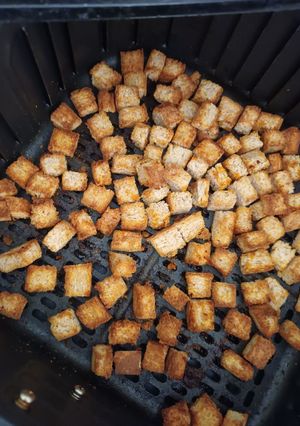 Pirított kenyérkocka Air Fryerben 🍞 recept fotója