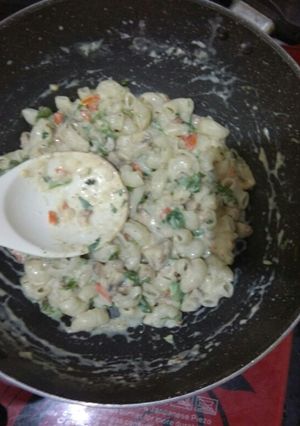 A picture of Creamy mushroom white sauce pasta.