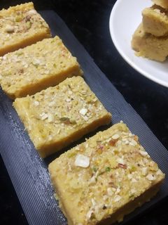 मैसूर पाक (Mysore pak recipe in hindi) रेसिपी मुख्य फोटो