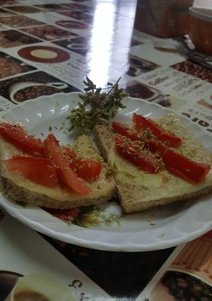 Foto de Pão integral com tomate e orégãos