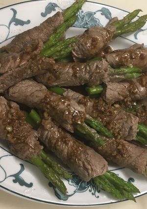 Hình của món Bò cuộn măng tây áp chảo.