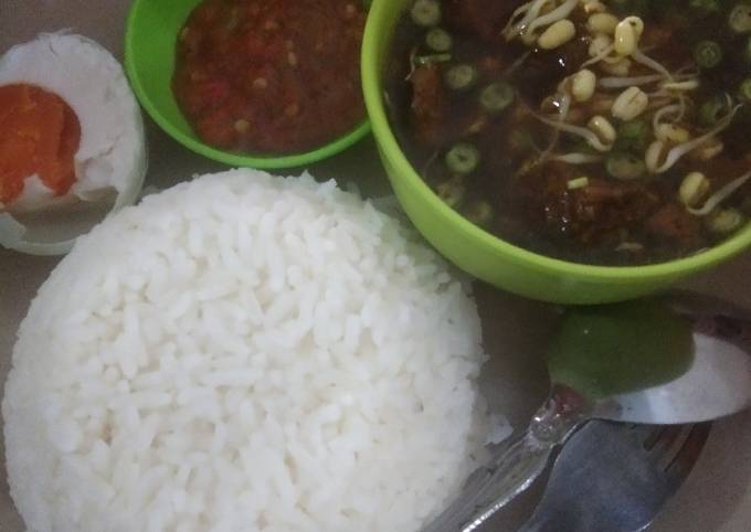 Nasi Rawon daging sapi komplit