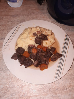 Une photo de Bœuf bourguignon au cookeo + et sa purée maison