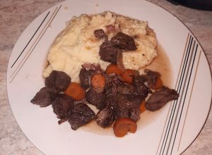 Une photo de Bœuf bourguignon au cookeo + et sa purée maison