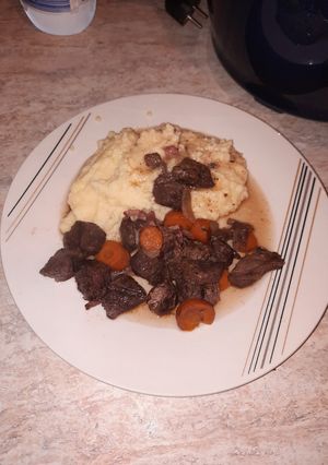 Une photo de Bœuf bourguignon au cookeo + et sa purée maison