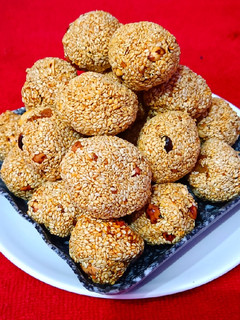 तिल मूंगफली गुड़ के लड्डू(til moongphali gud ke laddu recipe in hindi) रेसिपी मुख्य फोटो