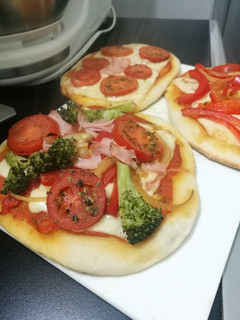 Una foto de Pizzetas individuales con gustos