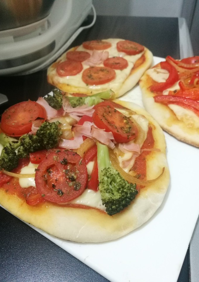 Una foto de Pizzetas individuales con gustos