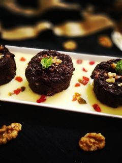 चॉक्लेट ब्रेड वॉलनट पुडिंग विध कस्टर्ड सॉस रेसिपी मुख्य फोटो