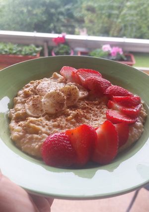 عکسی از دستور اوتمیل با موز و پوره کدوحلوایی. صبحانه سالم