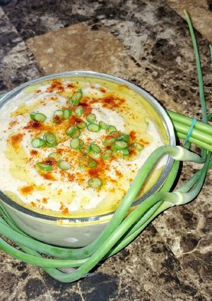 Une photo de Hummus haricots blancs et fleurs d'ail