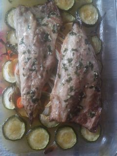 Una foto de Chicharro al horno con guarnición