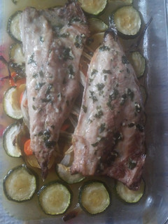 Una foto de Chicharro al horno con guarnición