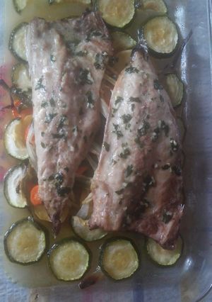 Una foto de Chicharro al horno con guarnición