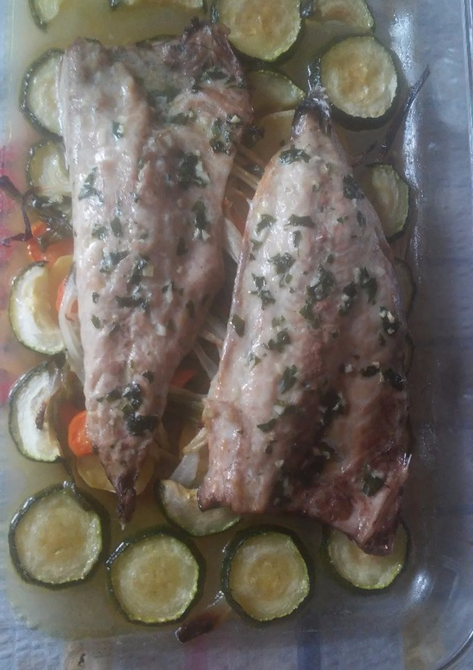 Una foto de Chicharro al horno con guarnición