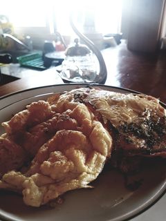 Una foto de Milanesa a la napolitana con nubes de huevo