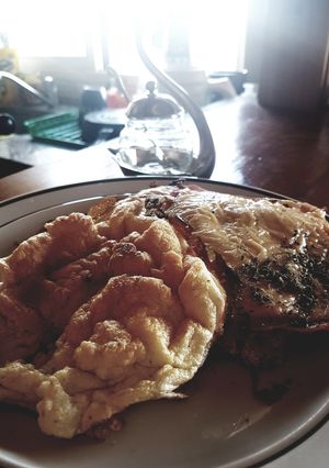 Una foto de Milanesa a la napolitana con nubes de huevo