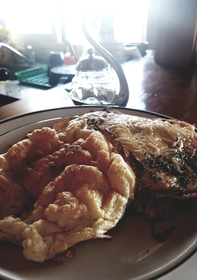 Una foto de Milanesa a la napolitana con nubes de huevo
