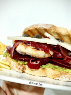 Una foto de Sándwich trufado de pavo con cecina y aguacate