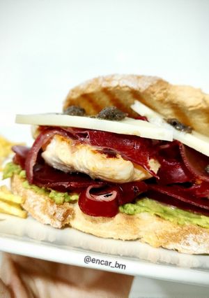 Una foto de Sándwich trufado de pavo con cecina y aguacate