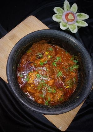 मालवणी सुकं चिकन (Malvani Sukka Chicken Recipe In Marathi) रेसिपी चे मुख्य फोटो 