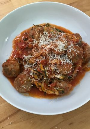 A picture of Courgetti with meatballs.