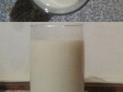 Una foto de desayuno con granola y manzana
