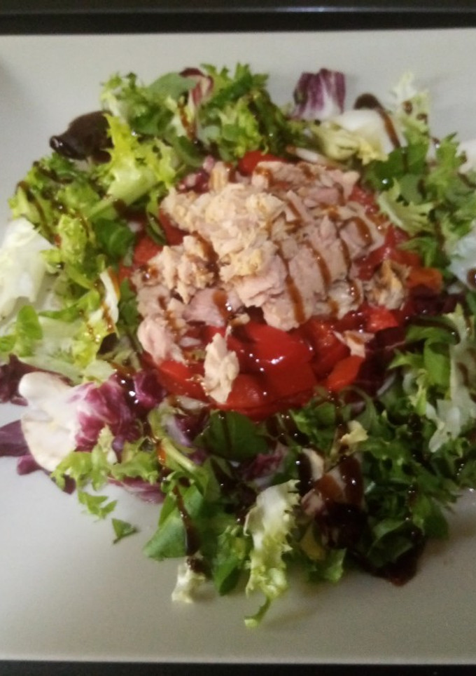 Una foto de Ensalada de pimientos asados con atún