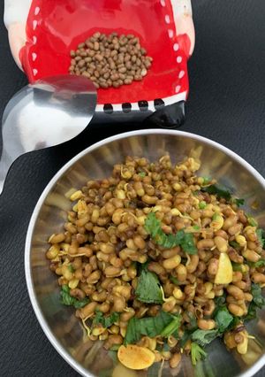 ફણગાવેલા મઠ (Fangavela Moth Recipe In Gujarati) રેસીપી મુખ્ય ફોટો