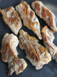 Una foto de Lagarto ibérico con patatas fritas