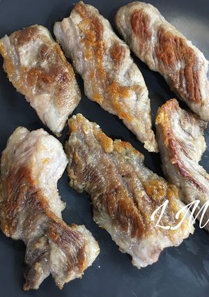 Una foto de Lagarto ibérico con patatas fritas