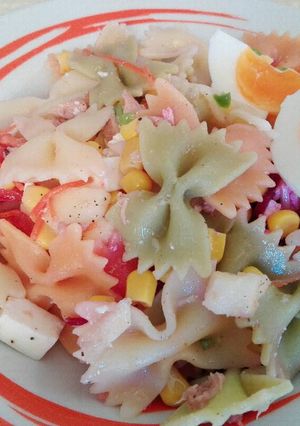 Foto principal de Ensalada de Pasta Hortelana con Fruta y Queso