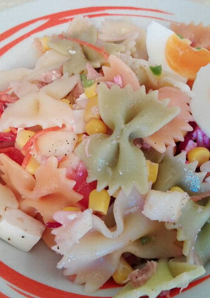Una foto de Ensalada de Pasta Hortelana con Fruta y Queso