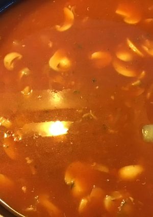 Une photo de Soupe de tomates et champignons au basilic