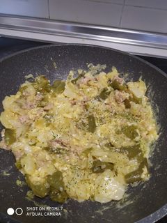 Una foto de Revuelto de patatas con pimientos y atún