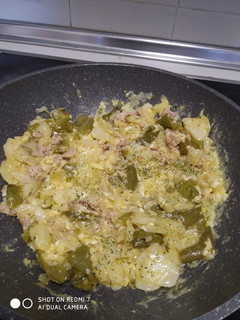Una foto de Revuelto de patatas con pimientos y atún