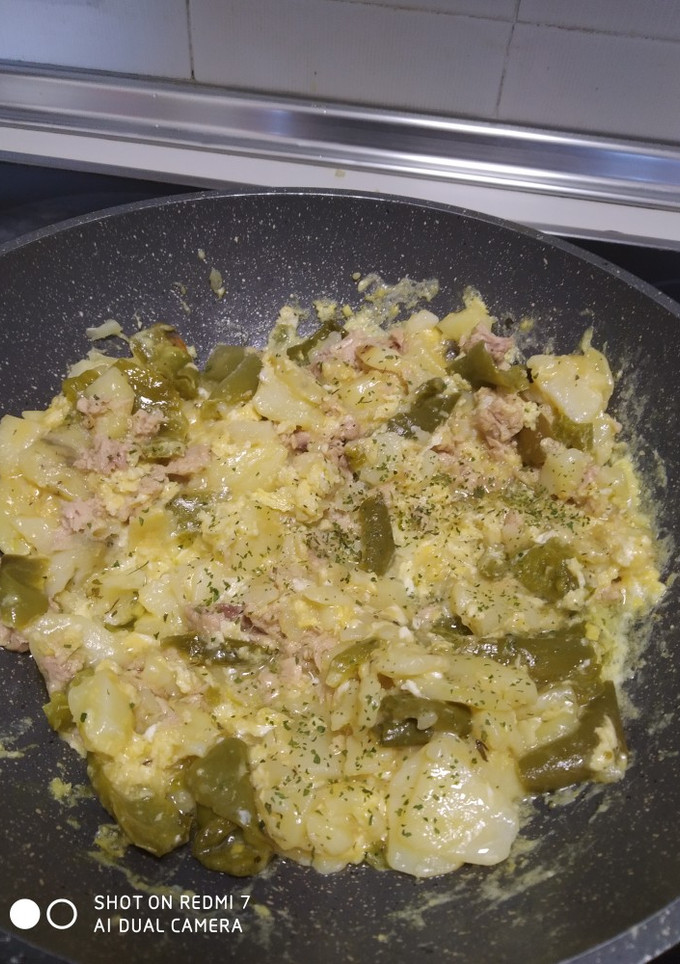 Una foto de Revuelto de patatas con pimientos y atún